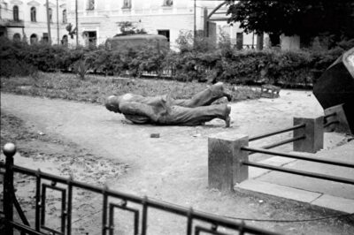 Зруйнований пам'ятник Леніну в окупованому Житомирі-серпень 1941 1 пам'ятник леніну