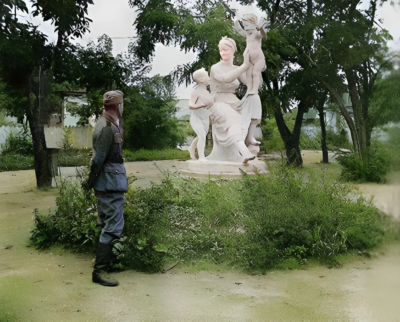 Скульптурна композиція «Щасливе дитинство» - "Мир" Житомир 1942 1 Щасливе дитинство