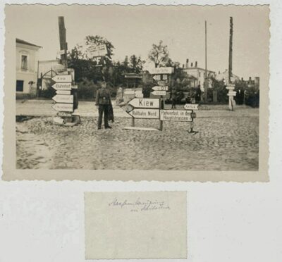 Дорожні вказівники у центрі Житомира у роки 2-ї світової війни 1 Центр Житомира