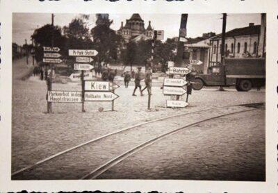 Дорожні вказівники у центрі Житомира у роки 2-ї світової війни 3 Центр Житомира