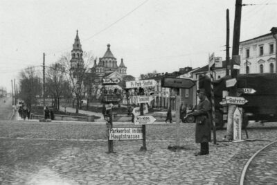 Дорожні вказівники у центрі Житомира у роки 2-ї світової війни 3 Центр Житомира
